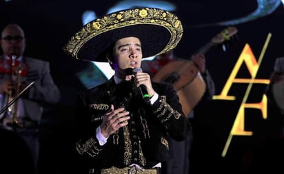 Su abuelo, Vicente Fernández, y su padre, Alejandro, han conquistado a La Laguna a través de los años gracias a sus canciones y ahora, es Alex, quien tiene ese cometido. (ARCHIVO) 