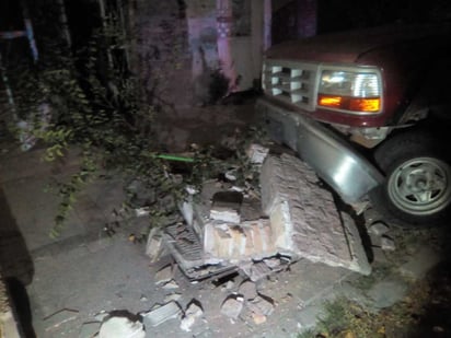 El conductor del vehículo perdió el control y se impactó contra una camioneta que se encontraba debidamente estacionada.