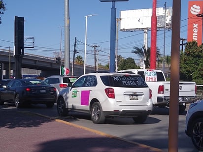 Un nutrido contingente de ciudadanos en automóviles realizaron este sábado una manifestación para exigir la renuncia del presidente de la República, Andrés Manuel López Obrador. (ARCHIVO)