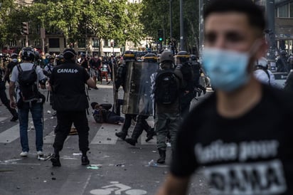 La concentración pretendía ser una marcha desde la Plaza de la República al Palacio de la Ópera. (EFE) 