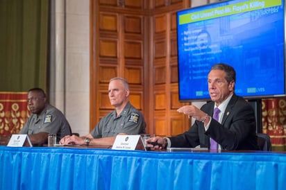 El gobernador de Nueva York, Andrew Cuomo, convirtió en ley este domingo un proyecto que reconoce el derecho de una persona a registrar la actividad de la policía y a mantener la custodia de esa grabación y de cualquier instrumento utilizado para hacer el video. (ARCHIVO)