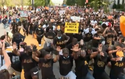 Miles de personas se congregaron este domingo en el centro de Washington para rezar contra el racismo y la brutalidad policial, en una marcha religiosa que demostró la diversidad y amplitud del movimiento espoleado en EUA por el homicidio de George Floyd y otros afroamericanos. (ESPECIAL)