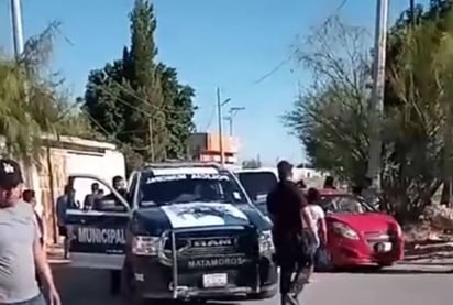 Inicialmente arribaron dos unidades de la Policía Municipal y cuando la gente los retuvo, pidieron más unidades. (EL SIGLO DE TORREÓN)