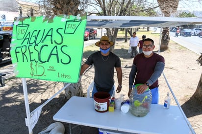 José Enrique y Édgar Emilio esperaban concluir su carrera universitario con trabajo pero la pandemia les cambió el plan, ahora venden aguas frescas mientras continúan en busca de empleo. (EL SIGLO DE TORREÓN)