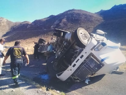 La unidad terminó volcada sobre su costado izquierdo sobre la carretera a la comunidad de Villa Nazareno. (EL SIGLO DE TORREÓN)