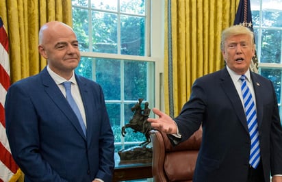 El presidente de la FIFA Gianni Infantino presentó a Trump durante una cena en el Foro Económico Mundial de Davos, Suiza, en enero, expresando el deseo de que “el ‘sueño americano’ se haga realidad. (ARCHIVO)