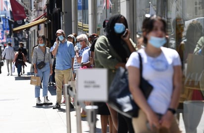 Las tiendas de ropa, juguetes y otros artículos no esenciales dieron la bienvenida a los clientes el lunes por primera vez desde que el Reino Unido entró en confinamiento a finales de marzo por la pandemia del coronavirus. (EFE)