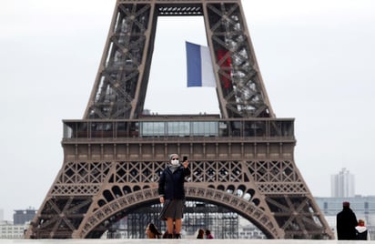 Los trabajadores preparan el martes la Torre Eiffel para su reapertura la semana próxima, luego que la pandemia de coronavirus causó el cierre más largo del ícono parisino desde la Segunda Guerra Mundial. (ARCHIVO) 