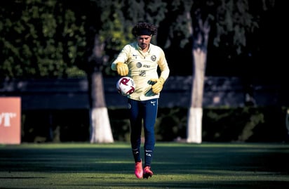 Con una dosis de gel antibacterial en las manos y la medición de temperatura fueron recibidos los jugadores del América en su segundo día de entrenamiento en el club. (TWITTER)