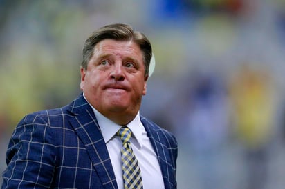 Miguel Herrera, entrenador del América, dejó ver su postura respecto al tema de Renato Ibarra, quien fue separado deportivamente del equipo en marzo pasado, luego de librar los cargos de supuesta 'tentativa de feminicidio y aborto', mas no el de 'violencia familiar'. (ARCHIVO)