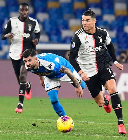 Atractivo duelo se espera hoy en el estadio Olímpico de Roma, aunque el favorito es la Juventus de Cristiano Ronaldo (d). (ARCHIVO)