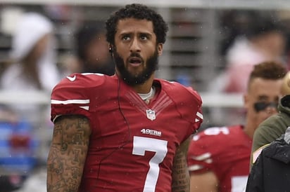 El impacto de las protestas contra el racismo en Estados Unidos ha he hecho recordar la segregación que sufrió Colin Kaepernick de la NFL en 2016 por protestar con una rodilla en el suelo y, de paso, le ha abierto la posibilidad de verlo nuevamente con un equipo de la NFL. (ARCHIVO)