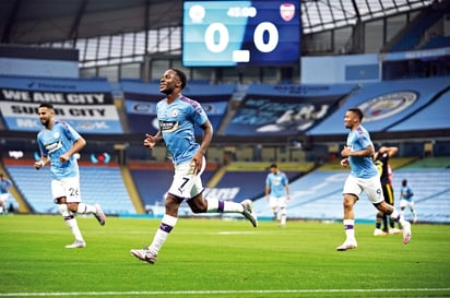 Celebra Raheem Sterling (d) tras marcar el primer tanto en el duelo en el que Manchester City se impuso 3-0 al Arsenal; en el otro duelo de ayer, Aston Villa y Sheffield igualaron a cero. (EFE)