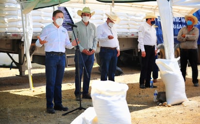 El gobernador José Rosas Aispuro Torres llevó apoyo al medio rural en medio de la pandemia por el COVID-19. (CORTESÍA) 