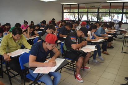 El Subcomité Técnico de Salud en La Laguna aprobó este jueves la propuesta que hicieron la Universidad Autónoma de Coahuila (UAdeC) y la Universidad Autónoma del Noreste (UANE) para aplicar el examen de admisión presencial a aquellos jóvenes que durante esta contingencia sanitaria por el COVID-19 no cuentan con acceso a Internet. (ARCHIVO)