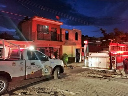 El incendio consumió un juego de sala, una computadora de escritorio, un aire lavado portátil, cuadros de pared y otros objetos de valor. (EL SIGLO DE TORREÓN)