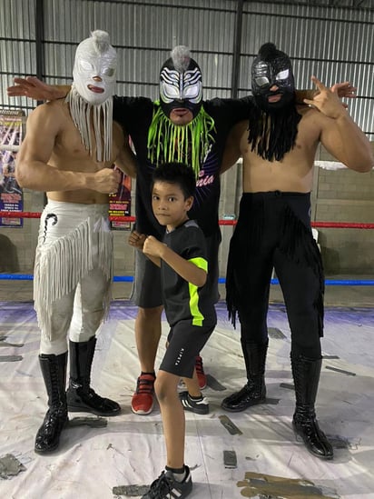 Flanqueado por sus hijos y su nieto mayor, Misterioso Junior disfruta aún más el estar arriba del ring, aunque admite que por momentos es demasiado exigente con ellos, pues desea que sean los mejores. (ESPECIAL)