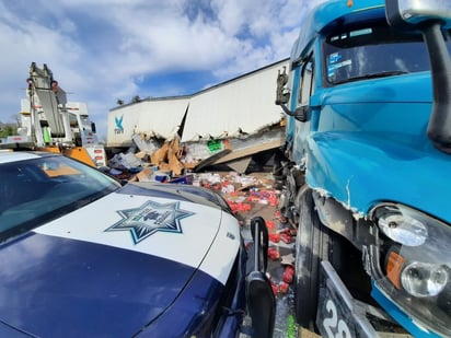 El producto que transportaba uno de los tráileres involucrados en el accidente terminó sobre el pavimento. (EL SIGLO DE TORREÓN)