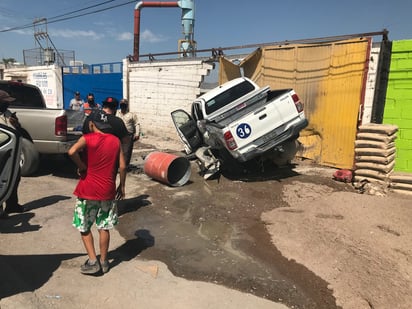 La unidad señalada como responsable terminó impactada contra un predio en el periférico de Ciudad Lerdo. (EL SIGLO DE TORREÓN)