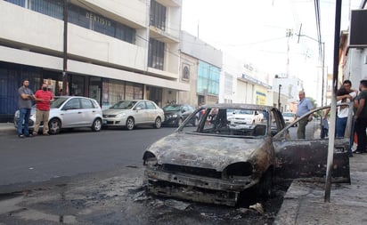 Un operativo conjunto de autoridades federales y locales en el estado central mexicano de Guanajuato culminó este sábado con la detención de 29 presuntos miembros del Cártel de Santa Rosa de Lima, así como con vehículos y negocios en llamas. (EFE)