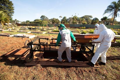 Brasil rebasó este domingo la barrera de los 50.000 muertos por coronavirus tras registrar 632 nuevos fallecidos diarios y alcanzar los 50.608 decesos, a poco más de tres meses de la confirmación de la primera muerte en el país, según datos oficiales de las Secretarías regionales de Salud. (ARCHIVO)