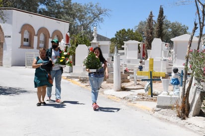 'Ejemplar' actuación de las familias lerdenses en su visita a los panteones este domingo con motivo de la celebración del Día del Padre. (EL SIGLO DE TORREÓN)