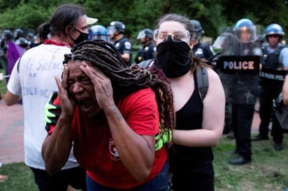 Policías federales evitaron este lunes con cargas que manifestantes derribasen la estatua situada frente a la Casa Blanca de Andrew Jackson, presidente de Estados Unidos entre 1829 y1837, en el marco de las protestas raciales que sacuden el país. (EFE)