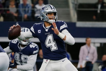 Dak Prescott ha sido el mariscal titular de los Vaqueros desde la campaña 2016. (ARCHIVO)