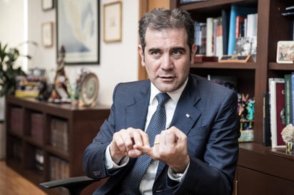 Córdova Vianello dijo que ese instituto es el responsable de vigilar que todos los funcionarios de los tres niveles de gobierno y todos los partidos se apeguen a la Constitución. Confió en que los dichos del mandatario estén dirigidos a los funcionarios bajo su mando. (ARCHIVO)