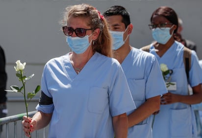 En los hospitales de todo el mundo enfermeras, médicos y el resto del personal lidia con el impacto psicológico de la batalla que libran contra el virus y con el temor de que haya un nuevo brote. (ARCHIVO) 