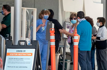 La COVID-19 sigue expandiéndose en Florida, donde se han registrado 3,286 casos nuevos en las últimas 24 horas, mientras que los Gobiernos locales buscan fórmulas más restrictivas para contener el número de infecciones a la espera de una estrategia estatal. (ARCHIVO) 
