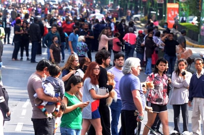 Un sismo de magnitud 7.5 en plena pandemia materializó este martes el peor temor de los habitantes de Ciudad de México, el epicentro del brote de COVID-19 en el país que permanece en el máximo riesgo por la enfermedad. (EFE)