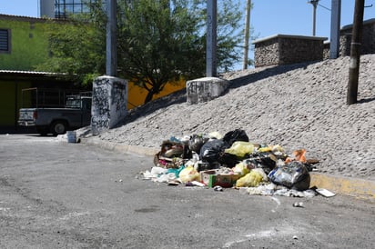 Las autoridades procuran evitar que se registren bloqueos en el drenaje por la basura tirada. (EL SIGLO DE TORREÓN)