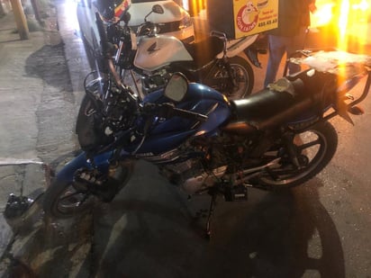 La camioneta no respetó el alto obligatorio y se impactó contra la motocicleta, la cual sufrió daños mínimos. (EL SIGLO DE TORREÓN)