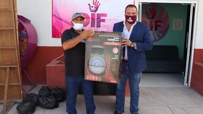 Entrega de premios a los padres ganadores del sorteo. (EL SIGLO DE TORREÓN) 