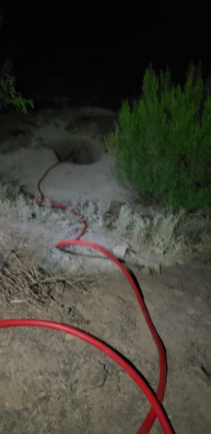 Localizaron un camión cisterna abandonado a 10 metros de una toma clandestina de un ducto de Pemex en la carretera 57. (EL SIGLO COAHUILA)