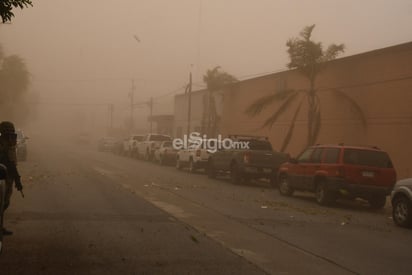 El Ayuntamiento de Torreón informó que hubo 'saldo blanco' tras la tolvanera que se registró este miércoles en la mañana. (FERNANDO COMPEAN)