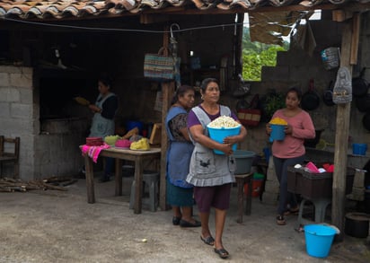 DISTRIBUCIÓN. La comercialización de este producto se realiza de casa en casa. (CORTESÍA / EFE)