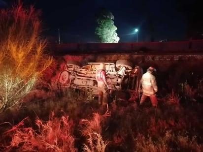 La camioneta se salió del camino y terminó volcada sobre uno de sus costados muy cerca de las vías del ferrocarril. (EL SIGLO DE TORREÓN)