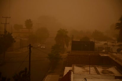 La tolvanera sorprendió a los laguneros, pues durante 20 minutos la visibilidad bajó considerablemente debido al levantamiento de polvo. Descartan que esté relacionada con el polvo del Sahara, pues este fenómeno solo afectará al sureste del país. (ÉRICK SOTOMAYOR)