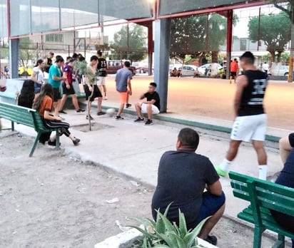 Insisten jóvenes en realizar deportes de contacto en las canchas públicas de Torreón. (EL SIGLO DE TORREÓN)