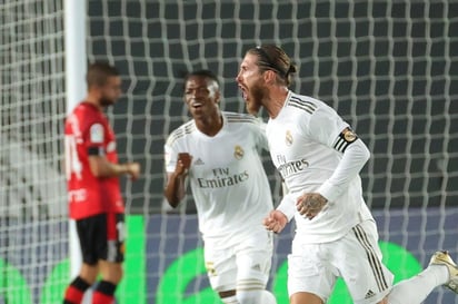 Con un golazo de tiro libre, Sergio Ramos marcó el segundo tanto del encuentro. (EFE)