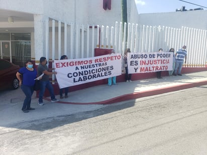 Un grupo de trabajadores de la clínica del Instituto de Seguridad y Servicios Sociales de los Trabajadores del Estado (ISSSTE) de Piedras Negras, realizaron una manifestación para dar a conocer públicamente la problemática al interior de la institución. (EL SIGLO COAHUILA)