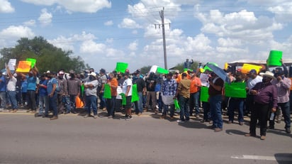 La manifestación se realizó en el kilómetro 212 de la carretera federal 57, donde se concentraron los trabajadores y minutos antes de las cuatro de la tarde comenzaron a impedir el tránsito de vehículos de carga, de transporte de pasajeros y particulares que buscan llegar a la frontera con Estados Unidos o ingresar al sur del territorio mexicano.
(EL SIGLO DE TORREÓN)