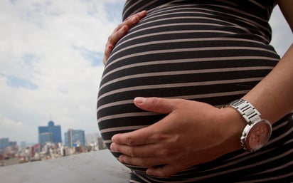 La Secretaría de Salud informó este viernes las primeras muertes por COVID-19 de tres pacientes embarazadas, donde solo uno de los tres bebés en gestación sobrevivió y se encuentra hospitalizado. (ARCHIVO)