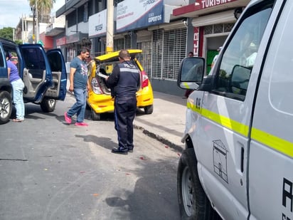 El percance se registró alrededor de las 10:40 de este sábado en el cruce de la calle Galeana y bulevar Revolución en el Centro de la ciudad.
(EL SIGLO DE TORREÓN)