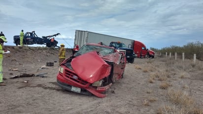 La camioneta registró párdida total y pese a lo aparatoso del acciente, los ocupantes salvaron sus vidas. (EL SIGLO DE TORREÓN)