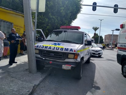 Luego de que el conductor de la ambulancia chocara con las dos unidades, se proyectó contra un poste de concreto.