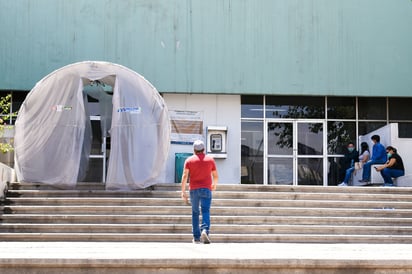 La estrategia implementada por personal médico en el combate al COVID-19 en Monclova es tomada como referencia para tratar de aplanar la curva en la región Lagunera de Coahuila. La 'Capital de Acero' comenzó como el epicentro de la pandemia en el estado. (ARCHIVO)