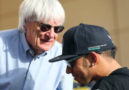 Lewis Hamilton (d) criticó las declaraciones de Ecclestone (i). (ARCHIVO)